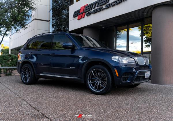 20 inch Staggered Niche Vosso Anthracite M204 on a 2013 BMW X5