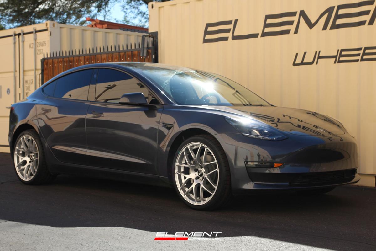 20 inch Staggered VMR V710 Hyper Silver on a 2023 Tesla Model 3