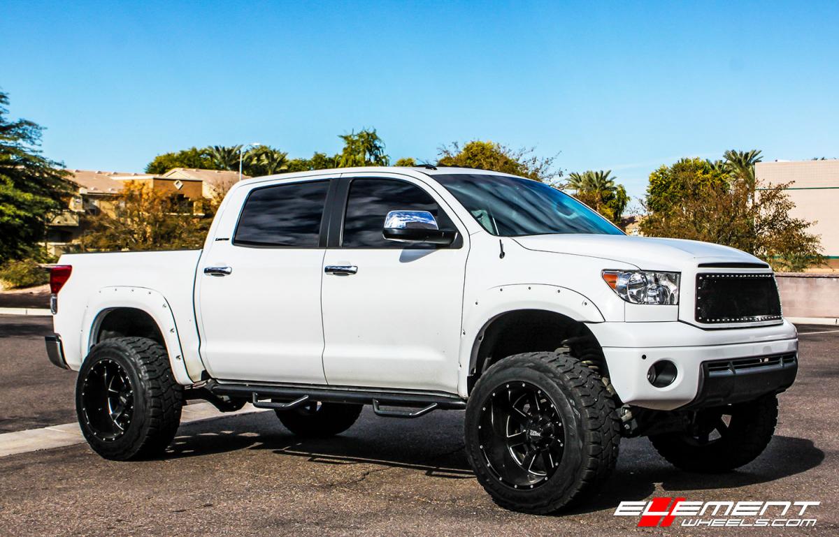 22 inch Moto Metal M0962 Gloss Black on 2013 Toyota Tundra Lifted