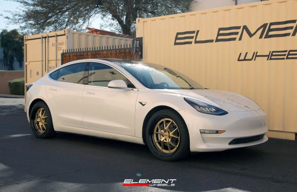 19 inch F1R F105 Gold w/ Black Lip on a 2019 Tesla Model 3