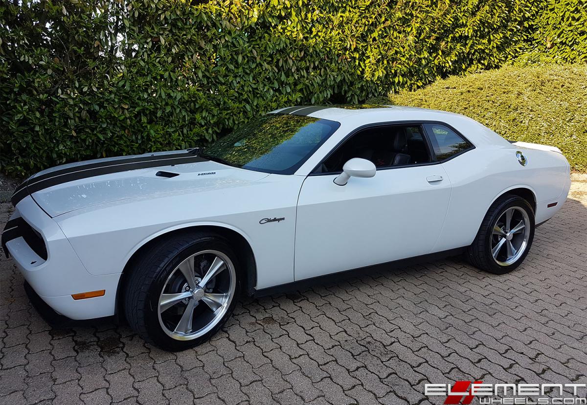 20 inch Staggered Rocket Racing MMR16 Booster Hyper Shot Modern Muscle on a 2014 Dodge Challenger w/ Specs